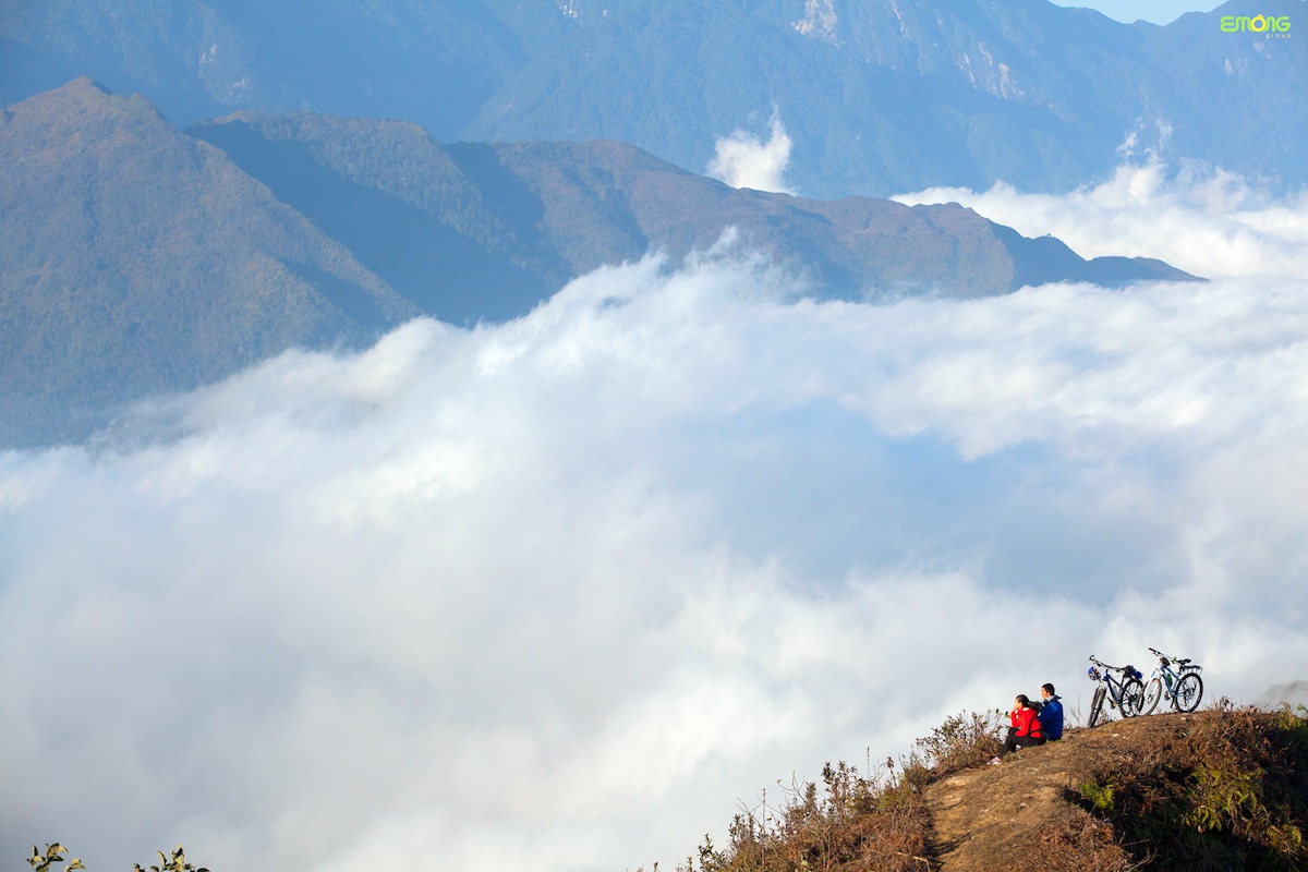 4. Y Tý (Lào Cai): Xã Y Tý nằm ở phía Tây của huyện Bát Xát, cách huyện lị khoảng 68 km về phía Tây Bắc. Đây là điểm “săn mây” nổi tiếng với dân phượt. Cảnh tượng một bên đường là biển mây mênh mông trắng muốt, váy áo rực rỡ của đồng bào dân tộc nổi bật trong nắng chiều đủ để làm say lòng bất cứ ai. Bạn nên tới đây từ tháng 8 năm trước tới tháng 3 năm sau, khoảng thời gian dễ gặp biển mây nhất.