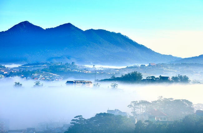 8. Đà Lạt (Lâm Đồng): Nổi tiếng là thành phố mộng mơ với khói sương bảng lảng, đứng từ trên cao nhìn xuống thành phố Đà Lạt vào những ngày nhiều mây, bạn sẽ được chiêm ngưỡng một cảnh tượng tuyệt vời.