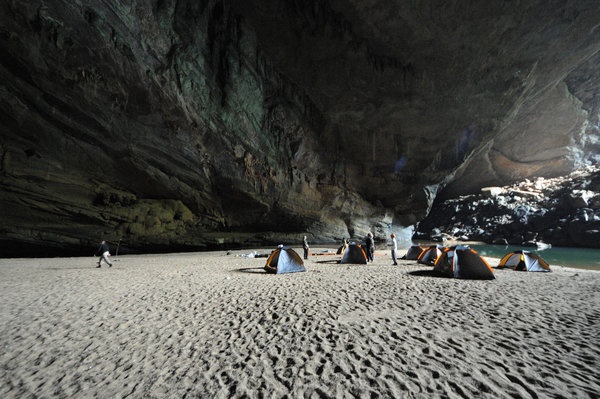 Đoàn khách cắm trại trong hang (Ảnh: David W.Lloyd).