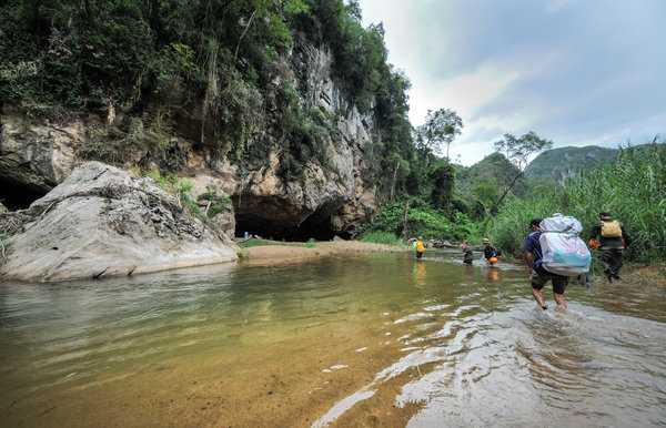 Đoàn của David W.Lloyd bắt đầu tiến vào Sơn Đoòng.
