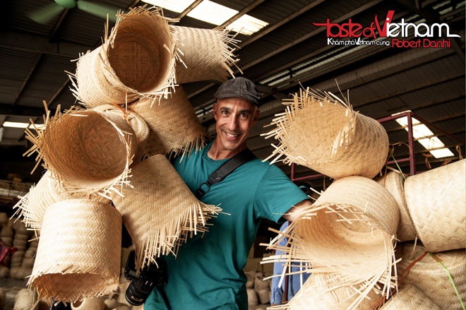 Robert Danhi thích thú với một sản phẩm thủ công độc đáo.