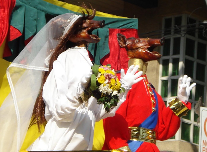 Sức sáng tạo trong nghệ thuật nhân cách hóa ở lễ hội này là vô biên. Đâu đâu trên đường phố cũng gặp những cặp ‘vợ chồng’ lợn quay trong lễ cưới, siêu nhân, tay đua cừ khôi, hay nàng ca sĩ lợn quay, thậm chí dàn hợp xướng lợn quay hùng hậu.