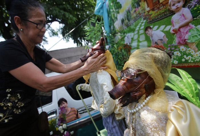 Hàng ngàn người đổ về Quezon trong tâm trạng vô cùng phấn khích, tò mò, vui vẻ... Họ hò hét, tung hô lợn quay hóa trang như những vị thần đã mang đến cho họ lạc thú trong ẩm thực.