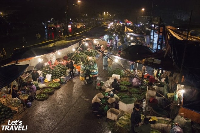 Chợ gầm cầu Long Biên, Hà Nội, Việt Nam: Khu chợ bán buôn của Hà Nội nằm dưới chân cây cầu lịch sử. Khu chợ nhộn nhịp bán đủ mọi thứ, từ ếch tươi cho tới măng cụt. Đây là chợ họp hàng ngày, bạn nên tới đây trước khi mặt trời mọc.. Ảnh: Zing News