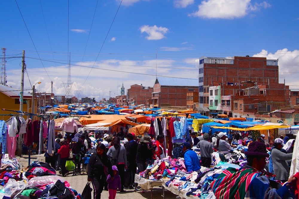 Chợ trời El Alto, La Paz, Bolivia: Nằm ở độ cao 4.000m phía trên La Paz, thủ đô của Bolivia, là khu chợ có độ cao lớn nhất thế giới. Ở đây bán đủ mọi sản phẩm. Dù không mua gì thì bạn cũng nên tới đây xem thử, chợ họp vào Thứ Năm và Chủ Nhật hàng tuần. Ảnh: Cntraveler.com