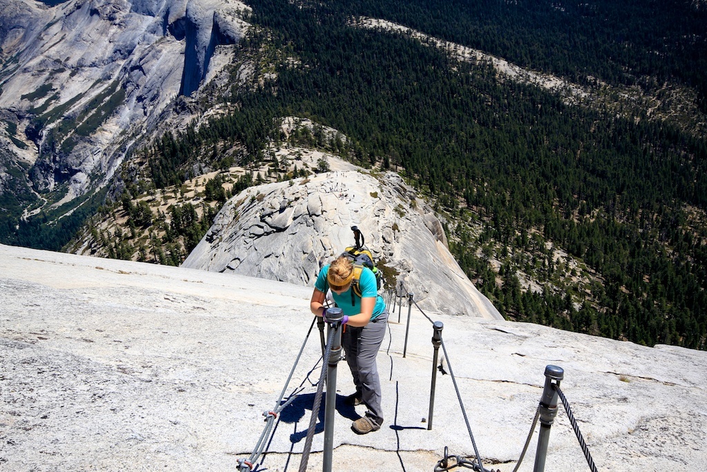 1. Núi Half Dome, công viên quốc gia Yosemite: Tổng cộng đã có khoảng 60 người thiệt mạng ở Half Dome và con đường dẫn lên đỉnh núi. Để lên được đỉnh Half Dome, bạn phải mất cả ngày trèo lên độ cao 1.500m với 120m cuối gần như dựng đứng, cần tới sự hỗ trợ của dây cáp. Các nhà leo núi được khuyến cáo không thực hiện chuyến đi khi trời mưa hoặc ẩm ướt, vì sự kết hợp giữa cáp và đá trơn tuột có thể gây tai nạn chết người. Trên thực tế, chân vách đá ở phía hồ Mirror có tên là Phiến đá Tử Thần. Ngoài việc trượt ngã và chết đuối, có du khách đã bị sét đánh trong lúc leo. Đội tìm kiếm cứu nạn ở Yosemite cho biết tới 60% các vụ việc cần tới họ là giải cứu những người leo núi gặp nạn.