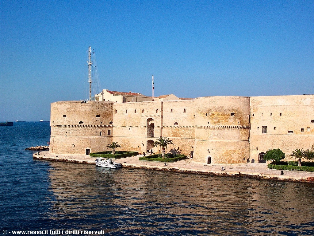 Thị trấn Taranto nổi tiếng với bức tường bao cho du khách ngắm cảnh biển. Ảnh: The Mirror