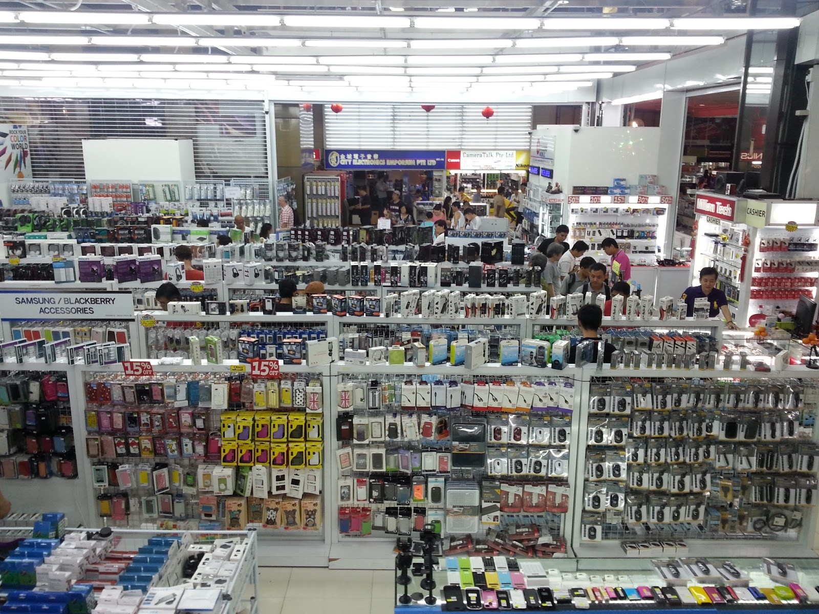 Không đề giá rõ ràng: Phần lớn các cửa hàng làm ăn mập mờ thường không đề giá sẵn trên các sản phẩm. Giá cả sẽ được thay đổi tùy vào người bán. Thường thì họ sẽ xem người mua ngờ nghệch đến đâu trước khi ra giá. Những câu như “Tôi không quen lắm...” hay “Tôi là khách du lịch” sẽ đẩy mức giá lên cao hơn. Trong vài trường hợp, người bán sẽ thuyết phục khách rằng giá họ đưa ra là rẻ nhất bằng cách nói chuyện có vẻ bí mật hoặc tỏ ra thiệt thòi.