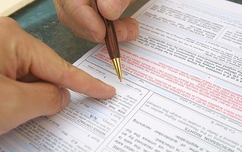 Mập mờ phí bảo hành, mở khóa cho các sản phẩm công nghệ: Gần đây, một du khách người Việt vừa mắc lừa tại Sim Lim khi đồng ý mua iPhone với giá 950 SGD (tầm 16 triệu đồng), Tuy nhiên, do vốn tiếng Anh không tốt và tin tưởng vào sự an toàn khi mua sắm tại Singapore, nên khi nhân viên cửa hàng hỏi muốn chọn gói bảo hành một năm hay hai năm, vị khách này liền trả lời một năm. Khi hóa đơn được đưa ra, anh ký ngay mà không đọc kỹ các điều khoản ghi trong đó. Đến khi nhân viên cửa hàng yêu cầu trả thêm 1.500 SGD mới được nhận chiếc iPhone 6, anh mới tá hỏa. Đây là chiêu trò thường thấy tại các cửa hàng ở Sim Lim, người mua luôn ở thế yếu vì đã kí hợp đồng.