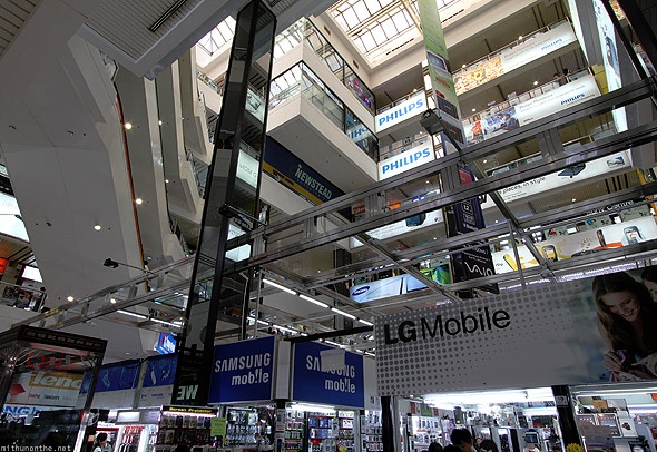 Bảo hành giả: Trong lúc thỏa thuận, người bán tạo cho khách ấn tượng rằng sản phẩm đã bao gồm bảo hảnh của hãng trong khi thực tế đó là sản phẩm mua ở chợ đen và không có bảo hành chính hãng. Nhiều khách hàng không nhận ra bảo hành kèm theo sản phẩm là của cửa hàng chứ không phải của hãng.