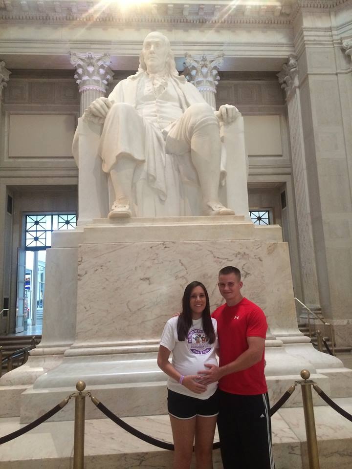 Jenna và Dan đưa con trai chưa sinh của mình đi dạo chơi vòng quanh New York.