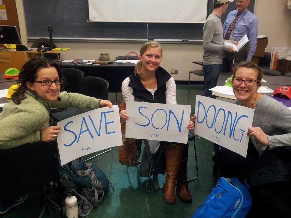 Hon 50.000 du khach nuoc ngoai ky ten cuu Son Doong hinh anh