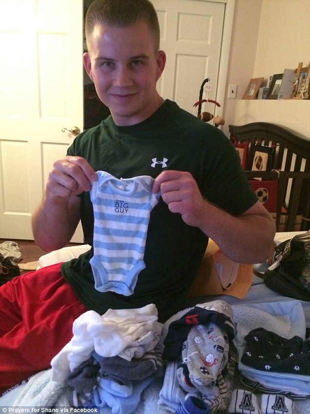 Bố mẹ Shane viết: “Shane đã sống cả đời trong vòng tay của những người yêu con vô điều kiện, và tôi nghĩ đó là cuộc sống đẹp đẽ nhất thế gian. Giờ con đã về với Chúa và mãi mãi là phép màu bé nhỏ của chúng tôi”. 