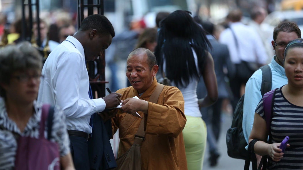 Sư giả: Nhiều khả năng bạn sẽ gặp phải sư giả ít nhất một lần khi đi dạo quanh trung tâm thành phố Kuala Lumpur. Những “nhà sư” này sẽ tiếp cận bạn và xin tiền quyên góp. Tuy nhiên, họ không phải là nhà sư thật. Họ chỉ mặc áo cà sa và làm cho du khách nghĩ họ là sư thật để kiếm tiền. Các nhà sư thật không được phép xin tiền, vì thế đừng để bị lừa. Ảnh: Getty Images