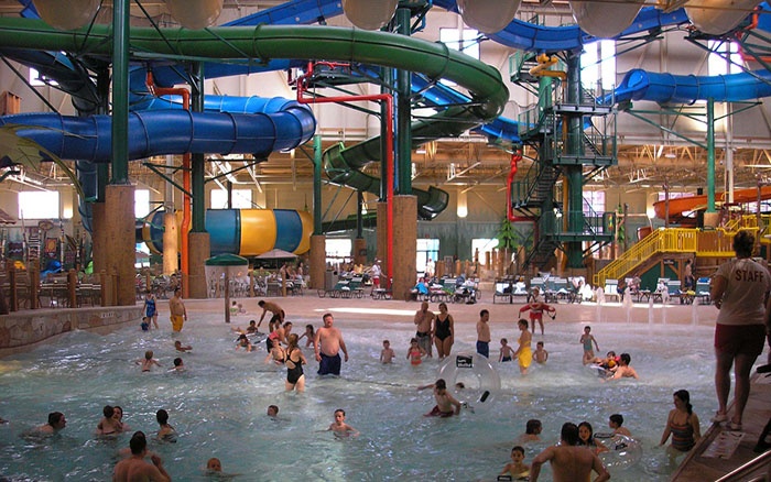 Greaat Wolf Lodge, Grapevine, bang Texas bao gồm khu vui chơi giải trí, nhà hàng, khách sạn và công viên nước trong nhà với tổng các đường trượt hơn 7,740m2.