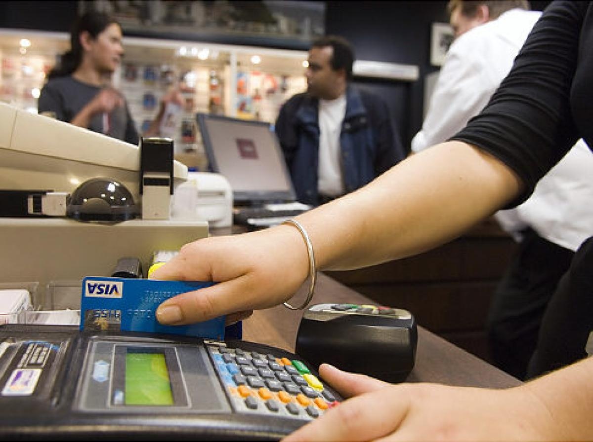 Lợi dụng thẻ tín dụng: Khá nhiều người dùng thẻ tín dụng khi đi du lịch. Bạn chỉ nên quẹt thẻ ở những nơi có uy tín và luôn lấy hóa đơn giao dịch. Trò lừa này thường xảy ra ở các nhà nghỉ nhỏ ở Kuala Lumpur, do đó hãy tìm sẵn chỗ ở trước khi tới đây và đem theo một lượng tiền mặt nhất định để trả cho các giao dịch nhỏ. Nếu cần thêm tiền, rút tại cây ATM là một giải pháp an toàn hơn. 