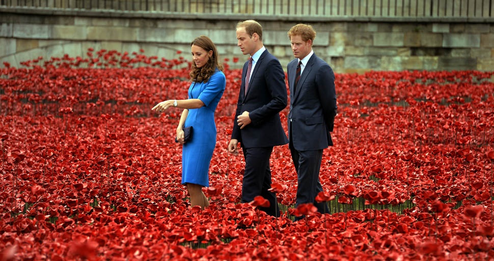 Hoàng tử William, hoàng tử Harry và công nương Kate Middleton tới xem việc sắp đặt hoa.