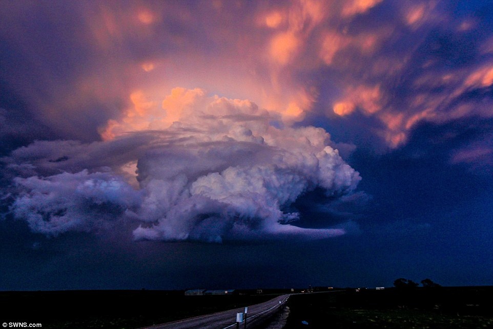 Trong chuyến đi gần nhất vào tháng Năm năm 2014, xe của Matthew gặp phải một cơn mưa đá khủng khiếp. Những viên đá to bằng quả bóng chày suýt làm vỡ kính chắn gió chịu lực. Mathew nói: “Giống như ở trong vùng chiến tranh vậy. Chúng tôi không thể lái xe đi vì các cửa sổ xe không làm từ kính chịu lực nên không đủ sức chống chọi. Chúng tôi phải chờ mưa đá ngừng và cầu nguyện kính sẽ không vỡ, nếu không sẽ có người bị thương nặng”.