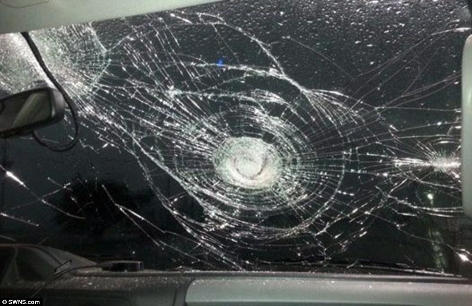 Trong chuyến đi gần nhất vào tháng Năm năm 2014, xe của Matthew gặp phải một cơn mưa đá khủng khiếp. Những viên đá to bằng quả bóng chày suýt làm vỡ kính chắn gió chịu lực. Mathew nói: “Giống như ở trong vùng chiến tranh vậy. Chúng tôi không thể lái xe đi vì các cửa sổ xe không làm từ kính chịu lực nên không đủ sức chống chọi. Chúng tôi phải chờ mưa đá ngừng và cầu nguyện kính sẽ không vỡ, nếu không sẽ có người bị thương nặng”.