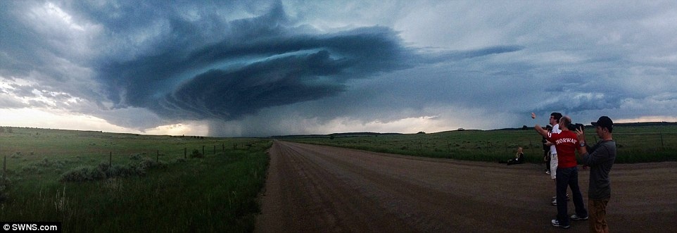 Anh cho biết: “Tôi không muốn gia đình lo lắng, và tôi đã gặp không ít những ánh nhìn thiếu thiện cảm từ những người mất nhà cửa trong cơn lốc xoáy. Họ nghĩ những kẻ săn lốc xoáy thật vô cảm”. Ảnh: Dailymail