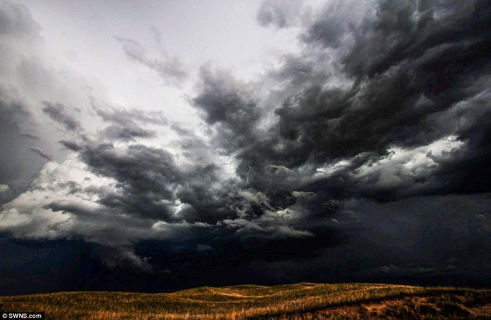 Trong 4 năm qua, anh đã tới Kansas, Colorado, Nebraska, Bắc và Nam Dakota... Thậm chí anh đã thoát chết trong gang tấc khi đụng độ một trong những cơn lốc lớn nhất lịch sử Oklahoma vào tháng 5 năm 2013. Matthew đã ghi lại các kì nghỉ của mình bằng hàng trăm bức ảnh ấn tượng về những cơn lốc trong lúc dữ dội nhất. 