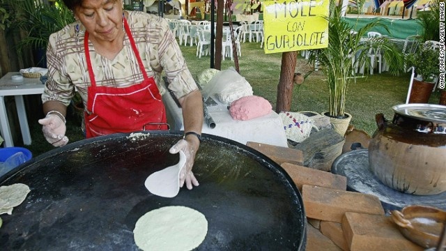 Mùi bánh mì ngô ở Mexico: Những chiếc bánh ngô nóng hổi và thơm phức đem lại mùi vị như thiên đường cho du khách. Ảnh: CNN