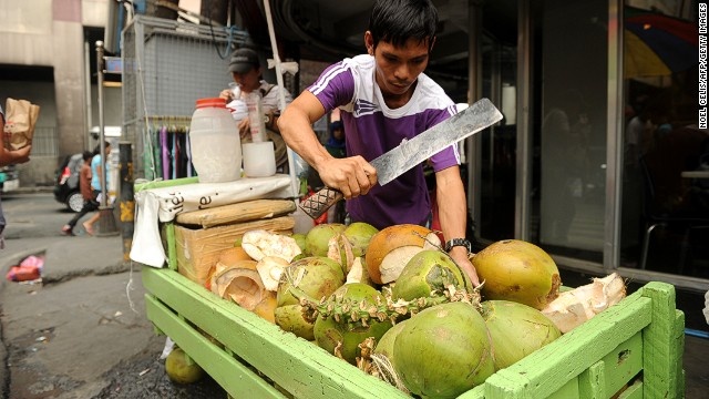 Mùi dừa tươi ở Philippines: Đây là một trong những nơi cung cấp dừa lớn nhất thế giới, khi tới đây, bạn sẽ ngửi thấy mùi dừa tươi thơm phức vừa được chặt. Ảnh: CNN