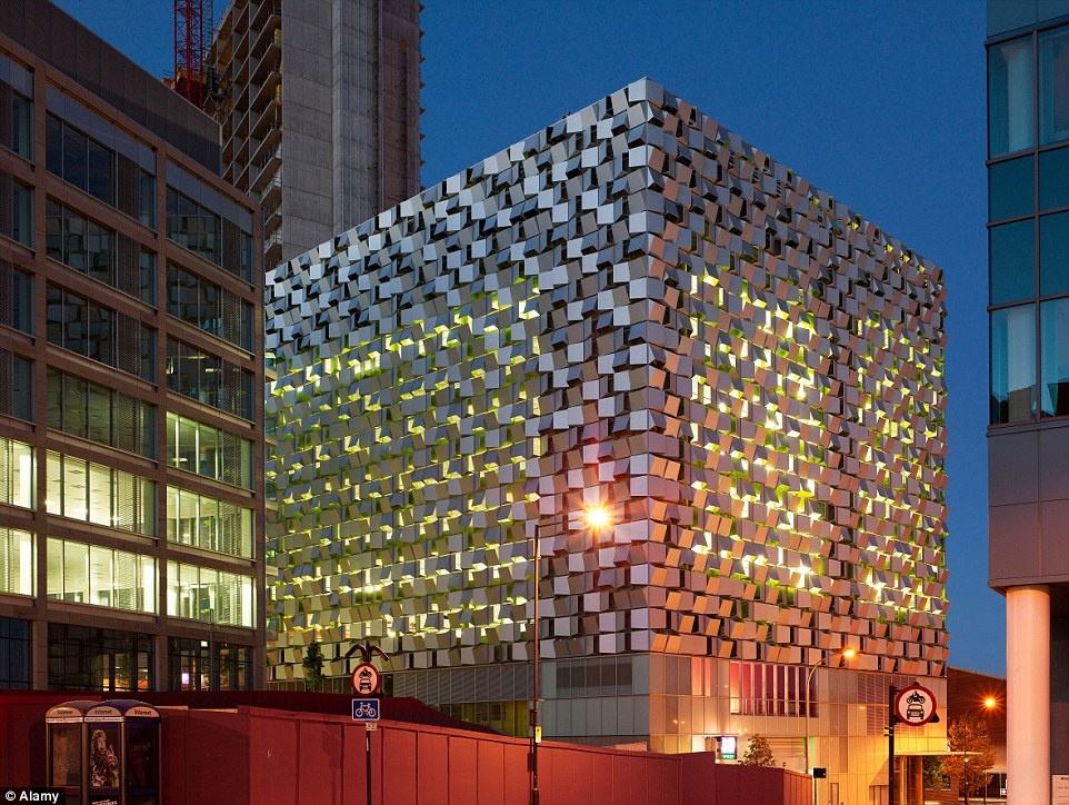 Bãi đỗ xe Q Park ở đường Charles tại Sheffield được gọi là “Máy xay phô mai” vì những tấm ốp kim loại phía ngoài tòa nhà. Ảnh: Dailymail