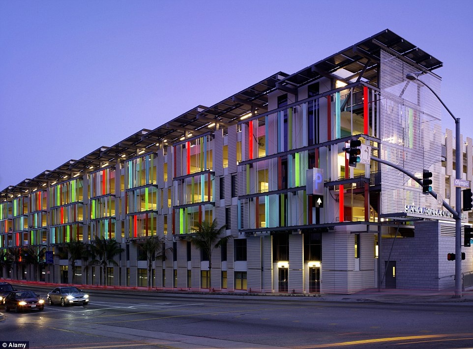 Trung tâm Santa Monica Civic Centre là một công trình thân thiện với môi trường với chỗ đỗ dành riêng cho xe hơi truyền thống, xe điện và thậm chí cả xe đạp. Ảnh: Dailymail