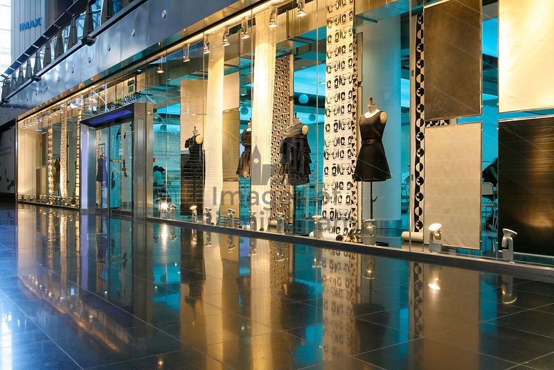 Ở tầng trệt còn có những cửa hàng thời trang hút mắt khách hàng. Ảnh: Dailymail