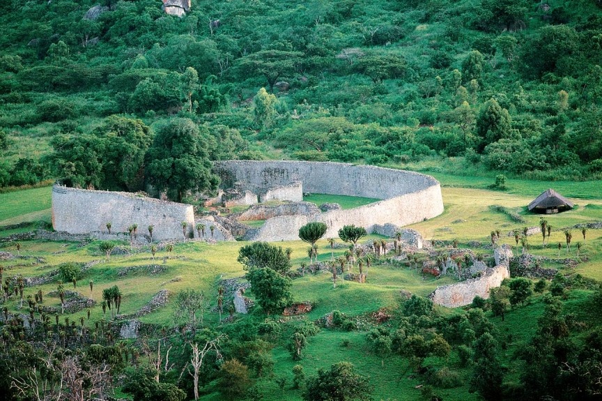 9. Great Zimbabwe: Thật khó tin nhưng thành phố Great Zimbabwe, thủ đô của Vương quốc Zimbabwe thời đồ sắt, từng là một trung tâm giao thương giàu có và lớn nhất khu vực, với các tuyến đường buôn bán sang tận Trung Quốc. Ngoài ra, gần thành phố có mỏ vàng lớn, phần lớn các giao dịch của nó đều nhờ vào nguồn tài nguyên này. Thành phố có cung điện hoàng gia được bảo vệ bởi tường cao. Thành phố tuyệt diệu này bị bỏ hoang vào năm 1450 sau khi các mỏ vàng đã cạn kiệt.