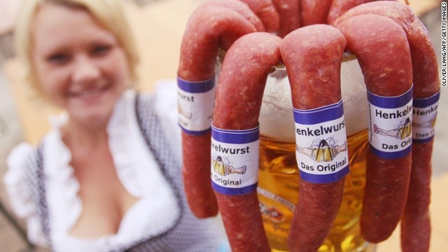 Mùi bia và xúc xích ở Đức: Mùi xúc xích mới nướng và bia tươi sẽ nhắc cho bạn nhớ về Bavaria. Ảnh: CNN
