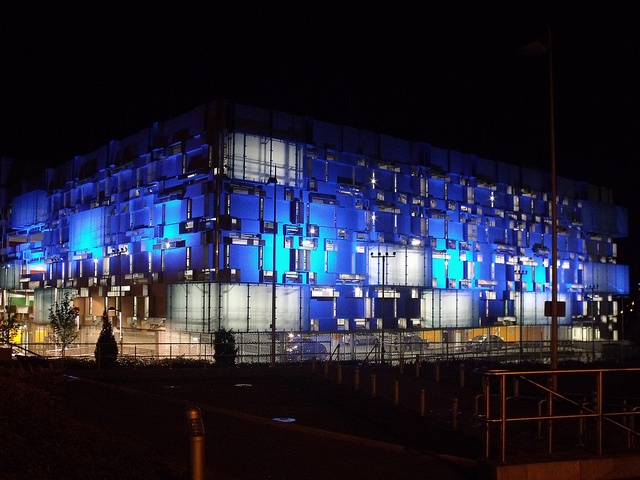 Millennium Point ở Birmingham được nhận giải “Bãi đỗ xe mới tuyệt nhất nước Anh năm 2012” nhờ những tấm ốp tỏa ra ánh sáng màu xanh lam vào buổi tối. Ảnh: Dailymail