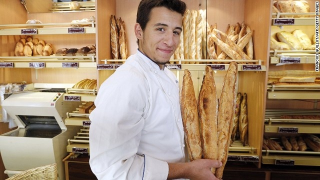 Mùi bánh mì vừa ra lò ở Pháp: Mỗi buổi sáng, mùi bánh mì mới ra lò lại lan tỏa khắp các con phố, đem lại một nét đặc trưng cho nước Pháp. Ảnh: CNN