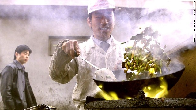 Mùi đồ ăn đường phố ở Trung Quốc: Các gia vị thức ăn được xào nấu tạo ra một mùi vị đặc trưng và quyến rũ đối với du khách. Ảnh: CNN