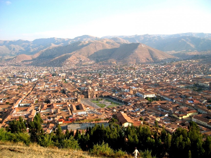 11. Cuzco: Cuzco từng là thủ đô của Đế chế Inca. Ngày nay, kiến trúc của nó thể hiện công nghệ và phong cách của từng thời kì khách nhau. Trong thời kì phát triển, người Inca đã xây dựng một ngôi đền, đường đi và hệ thống dẫn nước, thành phố thời đó rất hiện đại, quy hoạch tốt và vô cùng thịnh vượng nhờ ở vào vị trí trung tâm đế chế. 