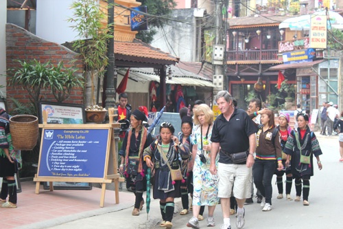 Mặt du khách lộ rõ vẻ ngán ngẩm khi bị đeo bám. Ảnh: Baotintuc.vn