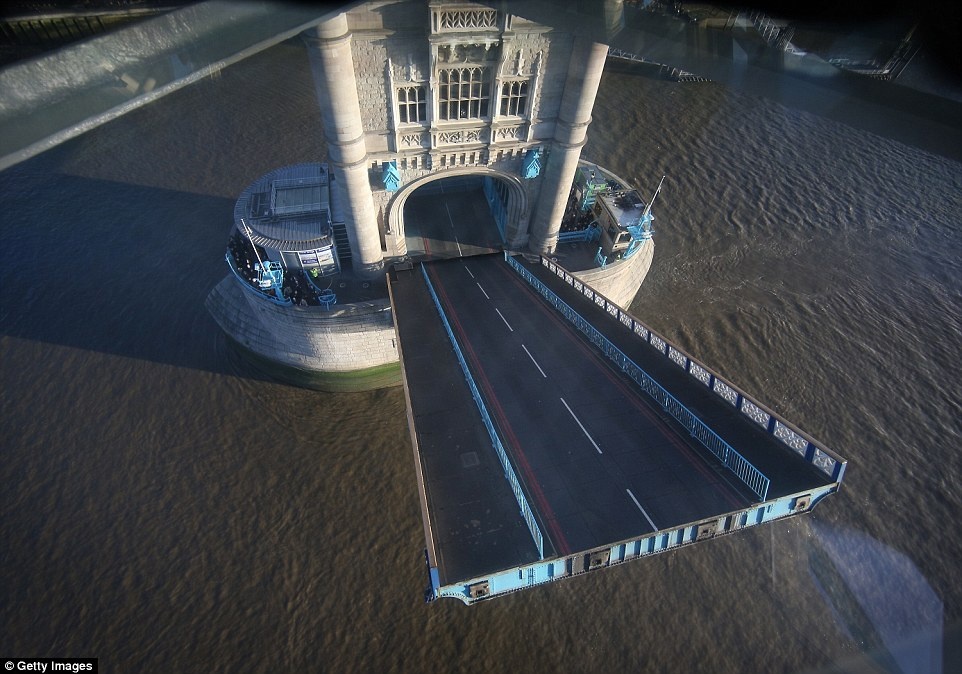 Ngoài ra, các du khách sẽ được quan sát cảnh tượng hai nửa cầu nâng lên để tàu thuyền qua lại bên dưới.