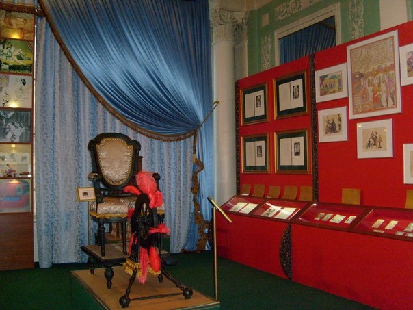 Bảo tàng MusEros (St Petersburg, Nga): Bảo tàng MusEros của St. Petersburg từng nổi như cồn khi trưng bày dương vật được cho là của “Tu sĩ điên” Grigori Rasputin. Ngoài ra, bảo tàng tình dục đầu tiên ở Nga còn có một bộ sưu tập các hiện vật liên quan tới đời sống phòng the của vua chúa Nga thời xưa như “chiếc ghế hư hỏng” được cho là của Catherine Đại đế. Ngoài việc vén tấm màn bí ẩn về tình dục, bảo tàng hi vọng có thể đem lại cho du khách cái nhìn về sự khác biệt trong quan niệm của các nền văn hóa khác nhau.