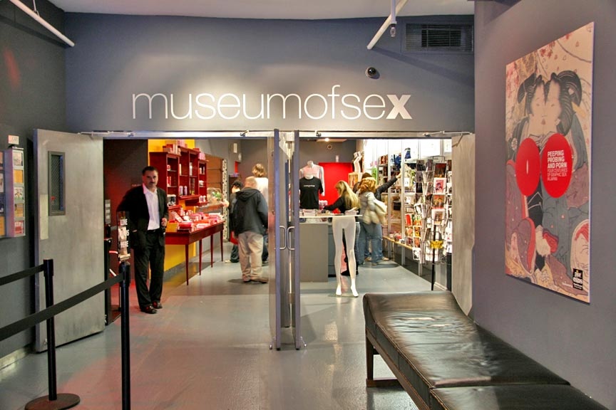 Bảo tàng tình dục New York (Mỹ): Ở đây có cả các hiện vật mang tính hàn lâm và những hiện vật hài hước pha đôi phần ngớ ngẩn, từ có tính thông tin tới vô cùng kì quặc. Ngoài ra, bảo tàng còn có quán rượu Play, nơi phục vụ những món đồ uống có tên khá nhạy cảm.