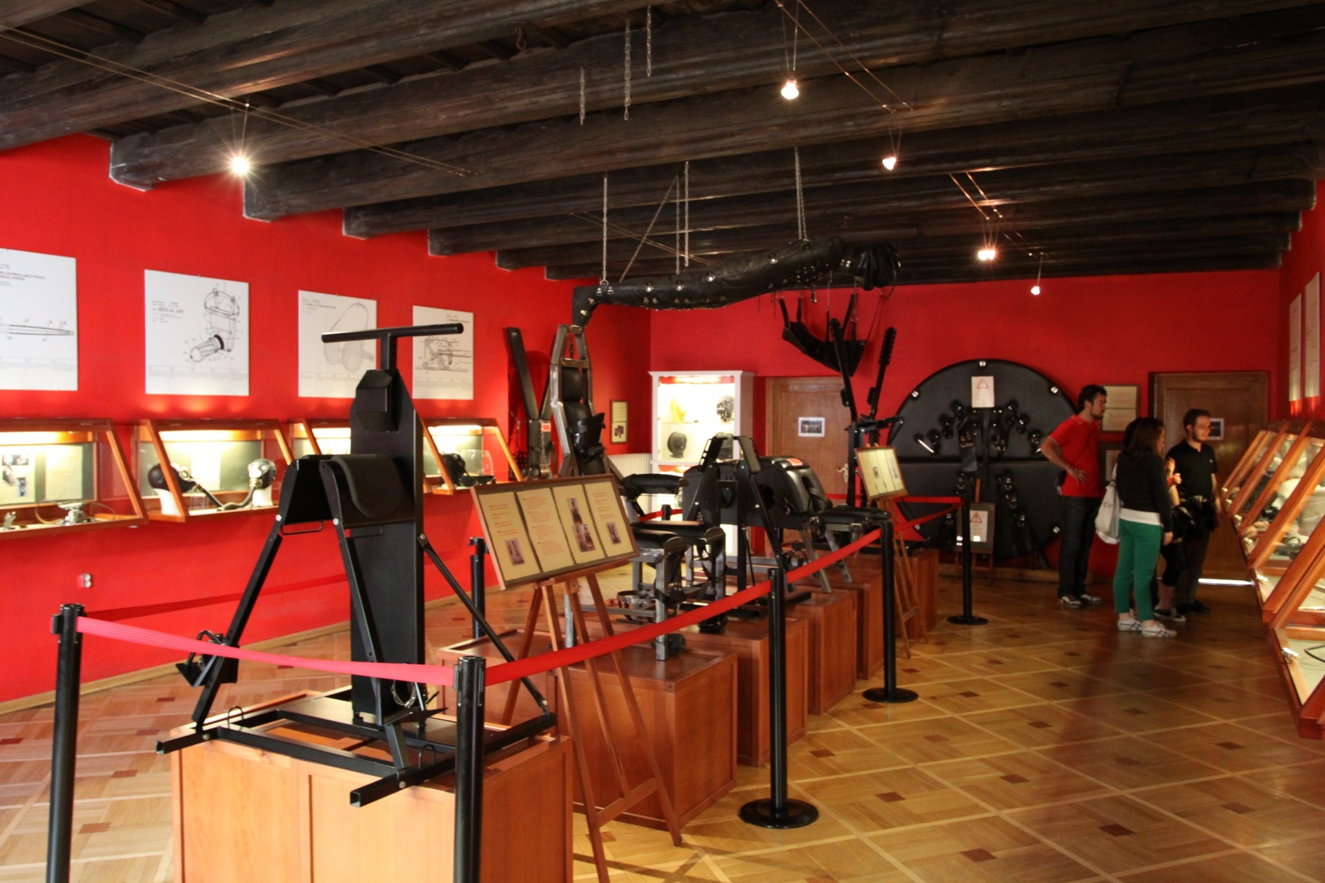 Bảo tàng Sex Machines (Prague): Tại đây trưng bày rất nhiều các dụng cụ từ thế kỉ 16 tới những món đồ của thời hiện đại. Ngoài ra, bảo tàng còn có rạp chiếu phim khiêu dâm thời kì đầu. Bảo tàng cho ta thấy sự sáng tạo của con người trong lĩnh vực nhạy cảm này. 