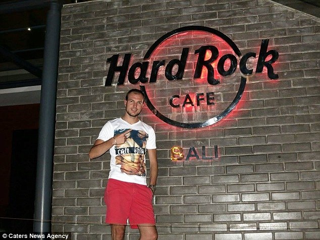 Kay Kalkbrenner, 28 tuổi, đã tới 243 nhà hàng của Hard Rock Cafe trên 5 châu lục, hiện tại điểm xa nhất anh tới được là Kazakhstan và Cancun.