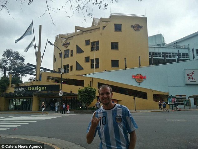 Trong 15 năm qua, anh đã tới 5 châu lục, thường bỏ lỡ những kì nghỉ với gia đình và dùng hết ngày phép của mình. Ảnh: Kalkbrenner trước cửa hàng tại Buenos Aires