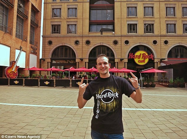 Từ Canada tới Kuwait, Kalkbrenner đã tiêu tốn hàng ngàn đôla để thực hiện mục tiêu tới thăm mọi nhà hàng Hard Rock Cafe trên thế giới. Địa điểm chụp ảnh: Johannesburg, Nam Phi