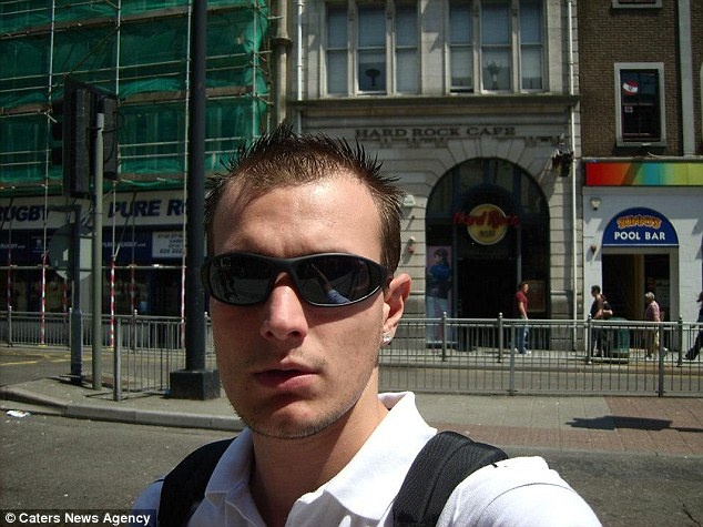 Dù rất yêu thích các cửa hàng nhưng anh đã chán các đồ ăn ở đó tới mức chỉ tới thăm thôi chứ không gọi đồ ăn.