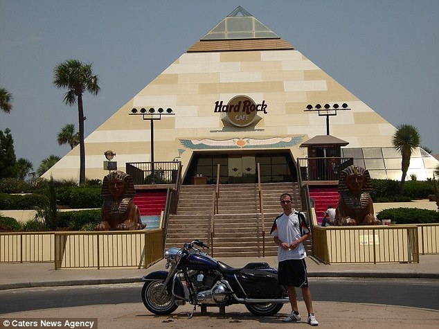 Chàng trai tới từ Frankfurt (Đức) cho biết anh luôn tìm kiếm những cửa hàng mới mở. Ảnh: Kalkbrenner ở bãi biển Myrtle, Florida