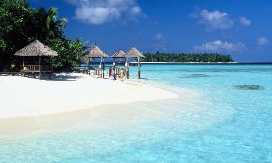 2. Maldives: Maldives đứng ở vị trí số 2 với điểm số trung bình là 8,33. Khách sạn ở những điểm các cặp đôi hay đi nghỉ trăng mật khá đắt đỏ, nhưng lại có khung cảnh vô cùng đẹp đẽ.