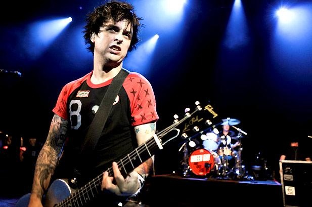 Billie Joe Armstrong: Ca sĩ của nhóm nhạc Green Day nổi tiếng, Billie Joe Armstrong, bị đuổi khỏi máy bay của hãng Southwest Airlines flight vì mặc quần quá tụt.  Sau đó hãng đã xin lỗi Armstrong.  Một hành khách khác cũng từng gặp sự cố về trang phục là cầu thủ Deshon Marman của đội bóng đại học New Mexico. Marman không chịu kéo quần lên trên một chuyến bay của US Airways và phải ra tòa vì tội chống người thi hành công vụ khi không chịu nghe theo yêu cầu của phi công và tổ bay.