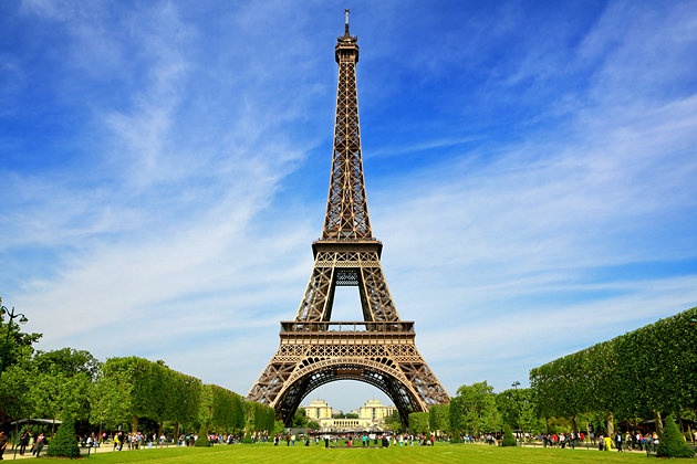 Cam chia se anh thap Eiffel chup buoi dem tren Facebook hinh anh