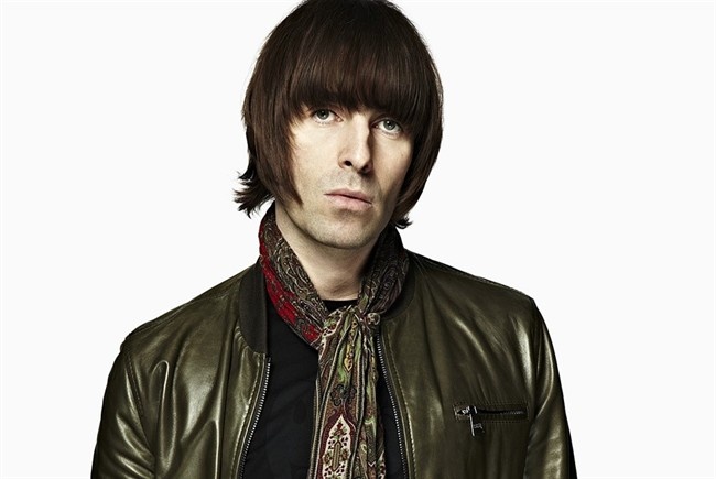Liam Gallagher: Cathay Pacific đã cấm Liam Gallagher, ca sĩ hát chính của ban nhạc Oasis, lên mọi chuyến bay của hãng sau khi ca sĩ khó tính này nổi điên vì một cái bánh. Trong chuyến bay từ Hong Kong tới Perth, Gallagher đã tức giận vì hình dạng của chiếc bánh không vừa ý và đe dọa phi công. Các hành khách phàn nàn vì các thành viên của ban Oasis không ngừng hút thuốc, ném đồ vào mọi người và chửi bới đội tiếp viên. Cơ trưởng đã tính đến chuyện chuyển hướng và buộc đoàn 30 người của ban xuống khỏi máy bay. Sau khi lệnh cấm được thông báo, Gallagher đã giận dữ tuyên bố thà đi bộ tới Úc còn hơn là bay với Cathay Pacific.